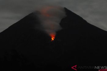 Guguran lava dari Gunung Merapi meluncur sebanyak enam kali