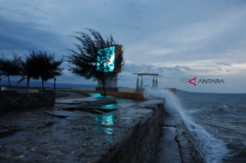 Cuaca Buruk Ombak Capai 4 Meter