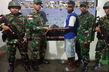 Warga Muara Tami serahkan senpi ke Satgas Yonif 328/DGH
