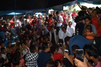 Narji hibur anak-anak korban tsunami Selat Sunda