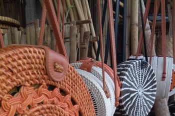 Tas rotan "raisa" laris terjual di Kota Mataram