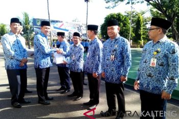 Bupati Nadalsyah serahkan daftar pelaksana anggaran SOPD