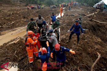 Pemkab Gowa serahkan santunan korban banjir dan longsor