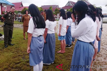 Satpol PP tangkap belasan pelajar sedang berkumpul di sebuah barak