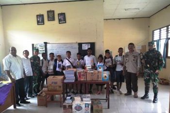 TNI sumbang buku pelajaran untuk sekolah di perbatasan RI-PNG