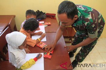 TNI mengajar di desa terpencil
