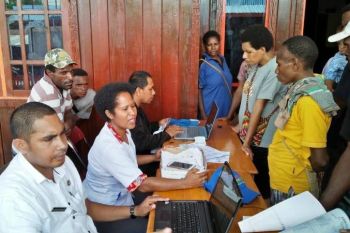 Sekber bayarkan dana Bangga Papua kepada warga Asmat