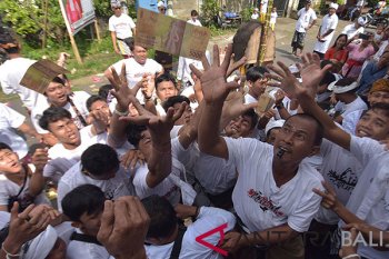 Tradisi Mesuryak Hari Raya Kuningan