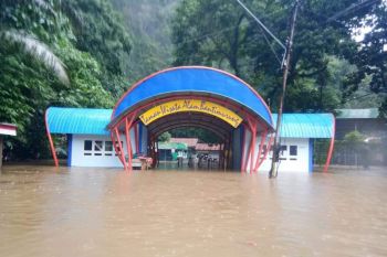 Sungai Bantimurung meluap genangi tempat wisata