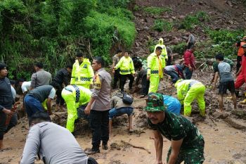 Tni-Polri bersihkan material longsor menutupi jalan
