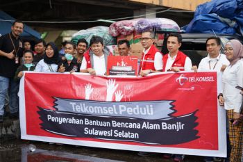 Banjir Sulsel Telkomsel salurkan bantuan logistik