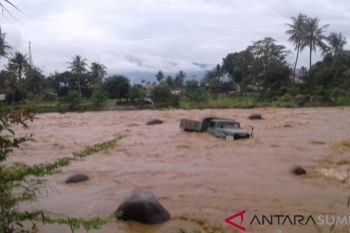 TRUK PASIR TERSERET ARUS