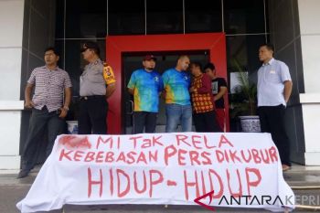 AJI Tanjungpinang bawa keranda ke Kanwil Kemenkumham