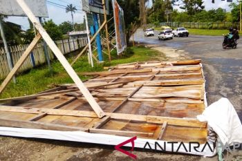 Langgar zonasi, enam baliho caleg di Temanggung diturunkan