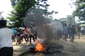 Tolak pembongkaran, Pedagan eks pasar panjang blokade jalan