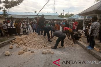 Kantor Bupati Keerom diblokade warga