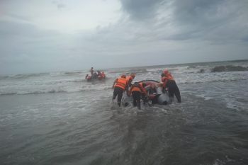 Personel BPBD Makassar bantu pencarian korban tenggelam