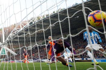 Manchester City pecundangi Huddersfield Town