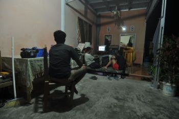 Nonton debat capres dan cawapres di Palu