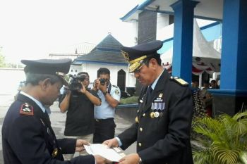 Menteri Hukum dan HAM beri penghargaan kepada Kepala Imigrasi Palu