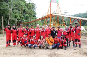 Jembatan Gantung Sederhana ke-12 di Kelumbayan Tanggamus Resmi Bisa Dipakai