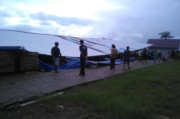 Gudang rumah instan roboh diterjang angin puting beliung