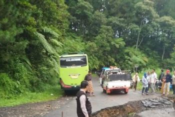 Awas, jalan penghubung Kabupaten Pekalongan-Banjarnegara ambles