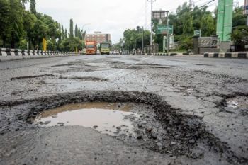 Jalan berlubang di jalur pantura