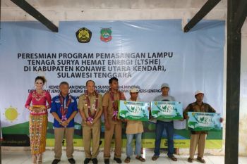 Warga eks transmigrasi Konawe Utara nikmati listrik