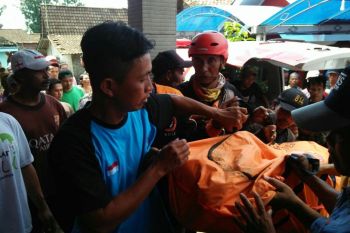 Satu orang tewas tertimbun longsor di Magelang