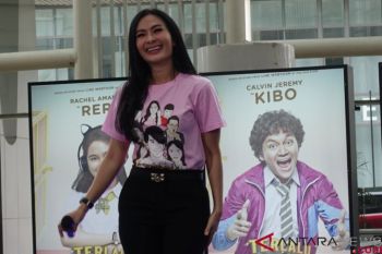 Iis Dahlia tonjolkan kumis di "Terlalu Tampan"