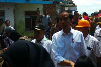 Presiden Jokowi Tinjau Desa Terdampak Tsunami di Lampung