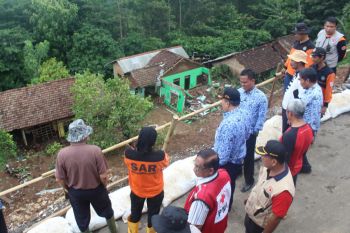 Lima rumah warga direlokasi karena terdampak longsor