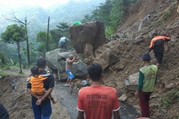 Material longsor di Jepara masih menutup jalan