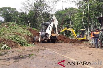 Buka akses Magelang-Purworejo, dua alat berat dikerahkan