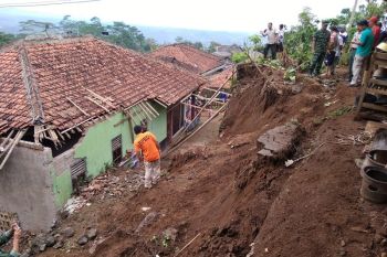 Empat titik longsor terjadi di Pringsurat Temanggung