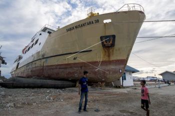 KM Sabuk Nusantara Tunggu Air Pasang
