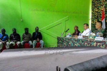 Onggota OPM menyerahkan diri