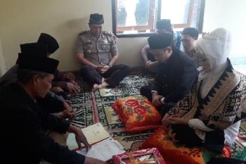 Tersangka Pencuri Ponsel Menikah di Kantor Polisi