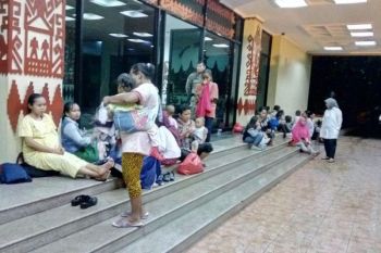 Warga pesisir mengungi ke kantor gubernur karena air laut pasang