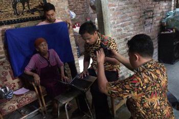Rekam KTP-el, Disdukcapil jemput bola datangi rumah