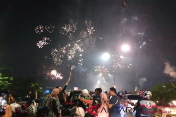 Ribuan kembang api warnai pergantian tahun di Makassar