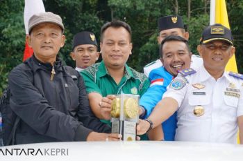 Wabup Lingga bawa piala Adipura keliling kota