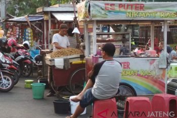 Penempatan PKL di "sport center" Kudus bersifat sementara