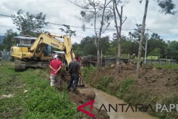 Bupati Jayawijaya tinjau korban banjir di Hubukiak