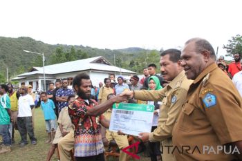 Bupati Jayawijaya serahkan JKN-KIS kepada masyarakat