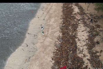Cuaca buruk, pantai Kuta ditutup sementara