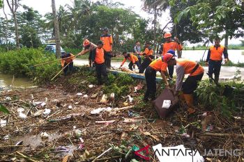 BPBD Cilacap bersihkan saluran air kurangi genangan banjir (VIDEO)