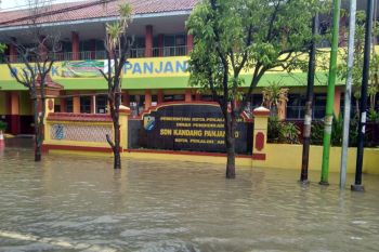 Pekalongan terendam banjir,  sebagian sekolah diliburkan