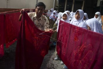 Praktek membatik